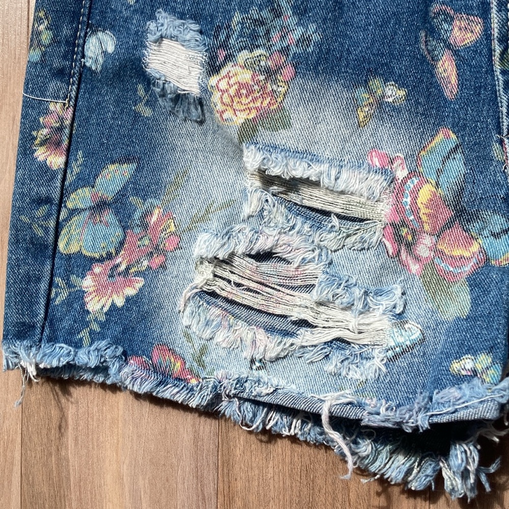 Almost Famous distressed Mom jean short raw hem butterfly floral size 3 - Picture 5 of 17